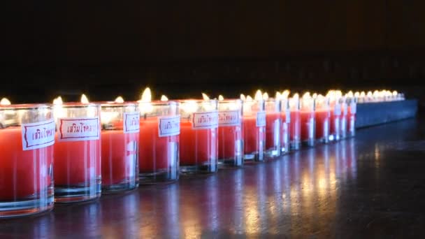 Kolorowe Bokeh ogień świecy dla modlić się Budda — Wideo stockowe