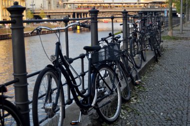 İnsanlar Bisiklet Park durdurmak ve SPR nehir kenarında kilit bisiklet