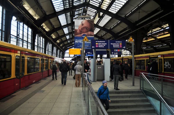 Alman insanlar ve yabancı yolcuları yolcu kadar yürüyüş ve 