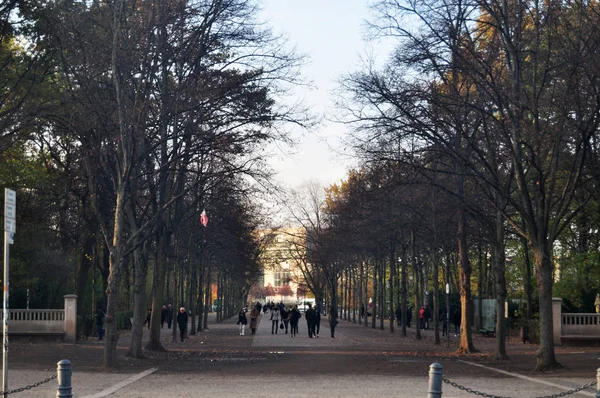 Tyska och resenärer människor promenader i trädgården och offentlig park på — Stockfoto