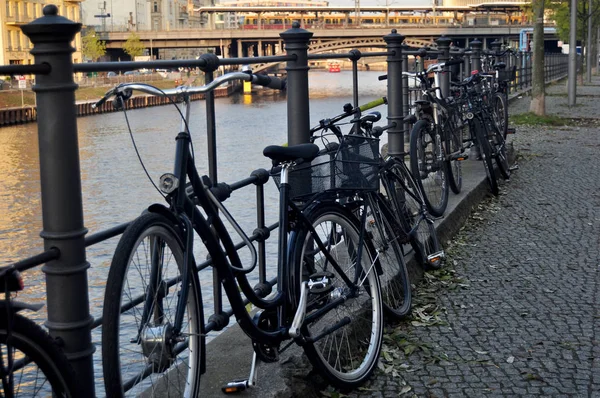 İnsanlar Bisiklet Park durdurmak ve SPR nehir kenarında kilit bisiklet