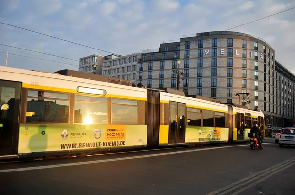 Tramvay ağları ile şehir manzarası ve peyzaj