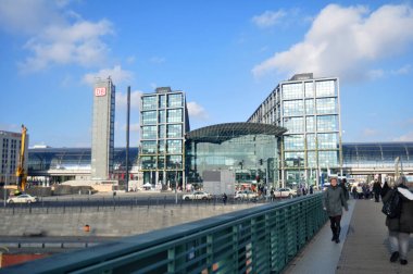 Alman insanlar ve yabancı yolcuları Berlin cephede yürüyüş