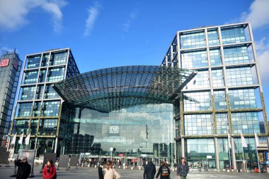 Alman insanlar ve yabancı yolcuları Berlin cephede yürüyüş