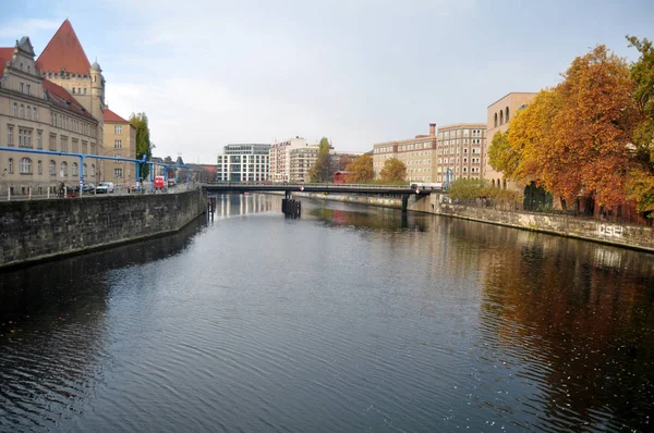 Vue paysage et paysage urbain du bord de la rivière Spree à autu — Photo