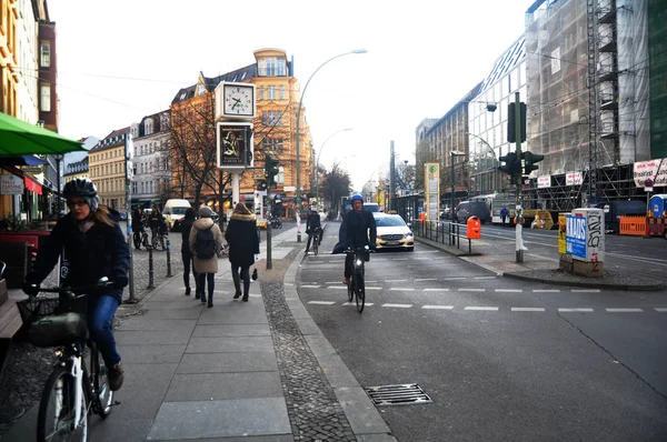 View cityscape of German people walking on the footpath and biki — Stock Photo, Image