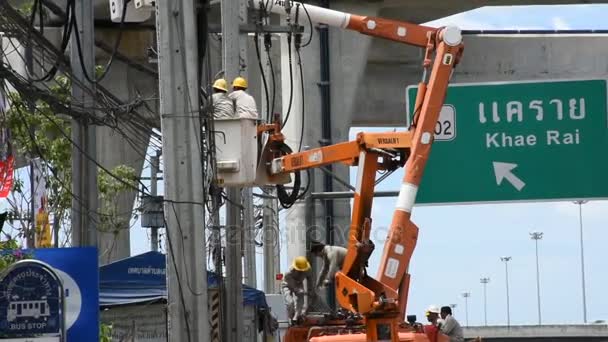 Electricista trabajador de la Autoridad Metropolitana de Electricidad que trabaja reparación de sistema eléctrico — Vídeos de Stock