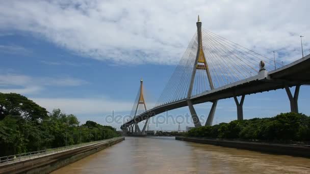 查看景观和城市景观的府帕巴丁在普密蓬桥与湄南河 — 图库视频影像