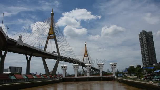 Panorama e paesaggio urbano di Amphoe Phra Pradaeng al ponte di Bhumibol con il fiume Chao Phraya — Video Stock