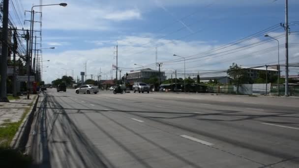 Ver paisaje de la carretera de tráfico y la unidad de vehículo U-turn en la calle — Vídeo de stock