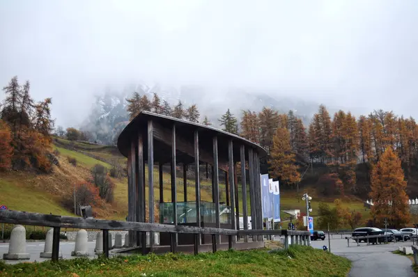 Parcheggio auto Skiparadise Nauders a Bolzano o Bolzano — Foto Stock