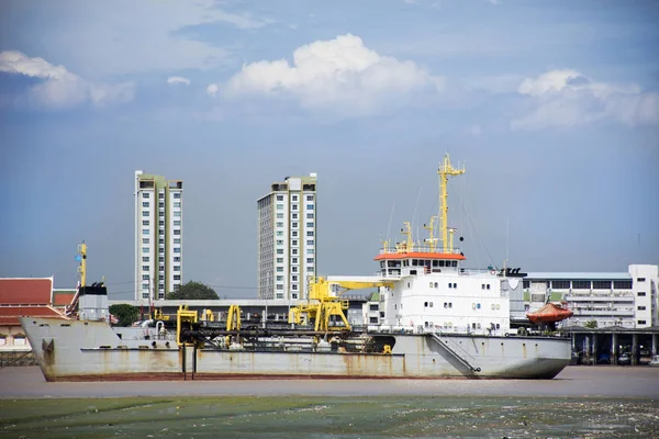 El barco logístico detiene el nivel del agua de espera en el estuario de Chao phraya — Foto de Stock