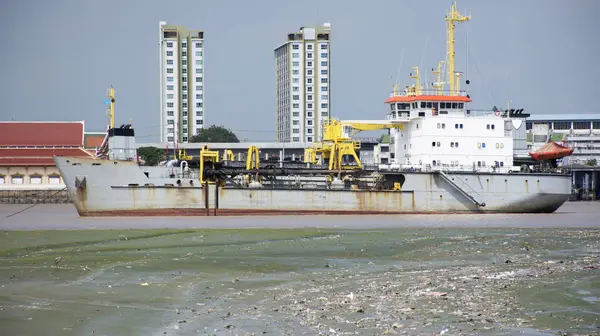 El barco logístico detiene el nivel del agua de espera en el estuario de Chao phraya — Foto de Stock
