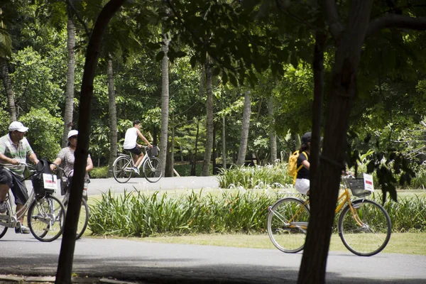 Viajeros personas caminando y en bicicleta bicicleta en Sri Nakhon Khuean — Foto de Stock