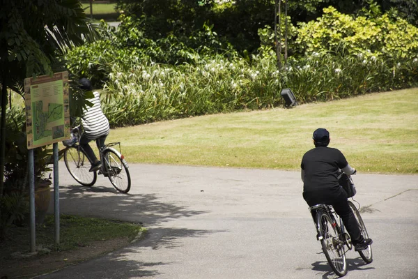 Viajeros personas caminando y en bicicleta bicicleta en Sri Nakhon Khuean — Foto de Stock