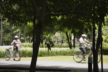 Yolcuları Sri Nakhon Khuean yürüyüş ve Bisiklet Bisiklet insanlar