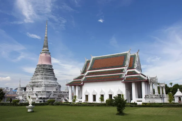 Wat Phra Samut Chedi temple sysblom of Samut Prakan city for peo — Stock Photo, Image