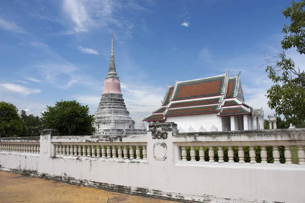 Wat Phra Samut Chedi templo sysblom de Samut Prakan cidade para peo — Fotografia de Stock