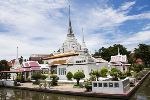 Chedi de Wat Prot Ket Chettha Ram templo em Samut Prakan, Thaila — Fotografia de Stock