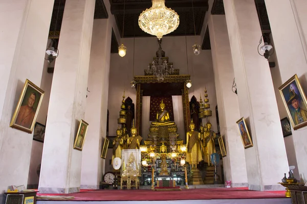 Zlatá socha Buddhy v chrámu Wat Prot Ket Chettha Ram — Stock fotografie