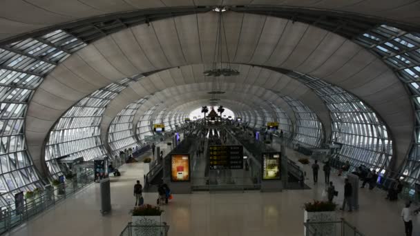 Thailändska och utlänning resenärer människor gå inne i Suvarnabhumi Airport — Stockvideo