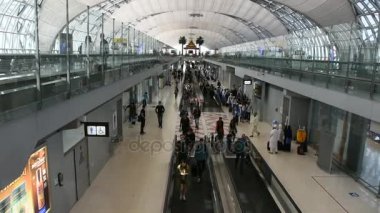 Tay dili ve yabancı yolcuları insanlar içinde Suvarnabhumi Airport