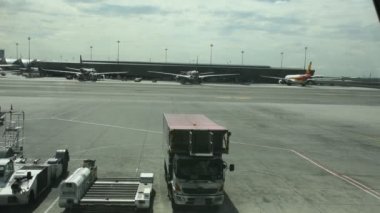 Uçak hazırlamak almak uzakta ve Suvarnabhumi Havaalanı Bagaj yükleme