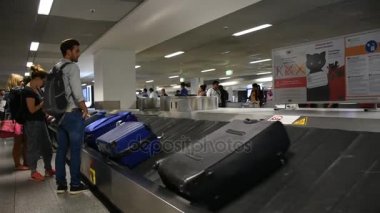 Bagaj Frankfurt Havaalanı'nda Alman ve yabancı yolcuları insanlar bekliyor almak