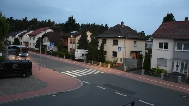Peyzaj ve trafik yol Sandhausen köyü ile cityscape görüntülemek — Stok video