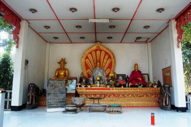 Kraliçe Jamadevi anıt insanlar için Wat Phaya Wat tapınağı ziyaret edin