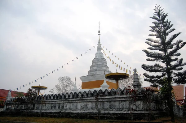 Белый чеди из Ват Пхра, что Кхао Ной в Нан, Таиланд — стоковое фото