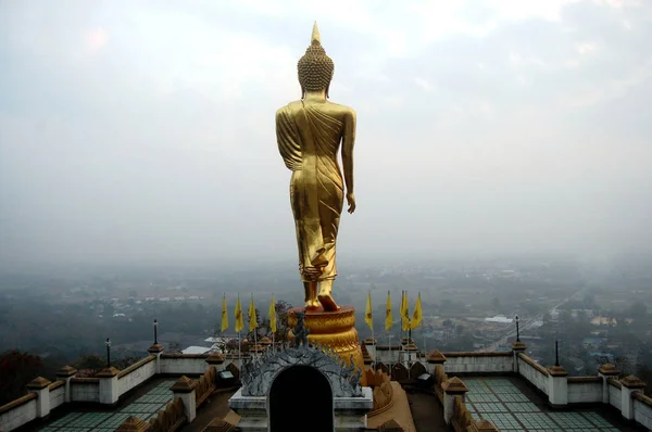 Point de vue et statue de Bouddha marchant à Wat Phra que Khao Noi t — Photo