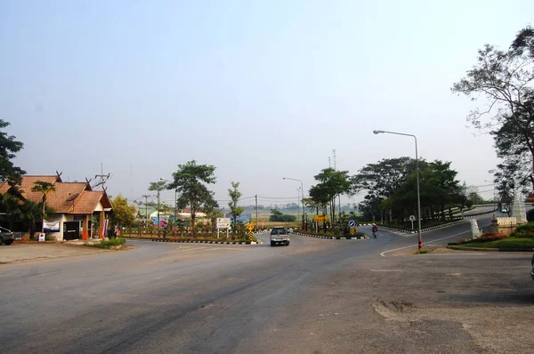 Carretera de tráfico por la mañana frente a Wat Phra That Chae Haen — Foto de Stock