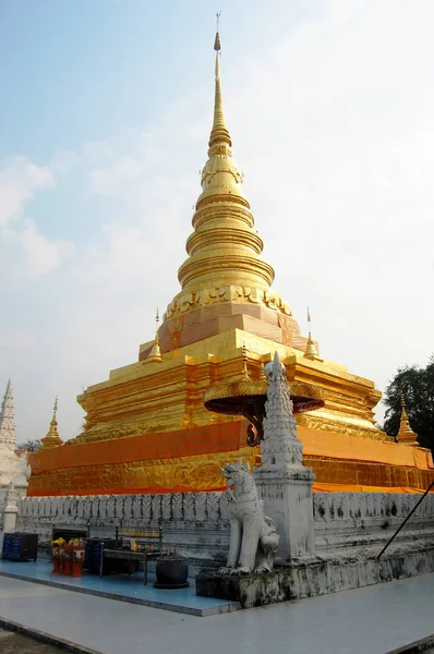 Reliquias de Buda en chedi dorado del templo de Wat Phra That Chae Haeng — Foto de Stock