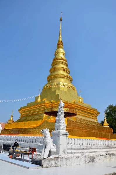 Reliques de Bouddha en chedi doré de Wat Phra que temple de Chae Haeng — Photo