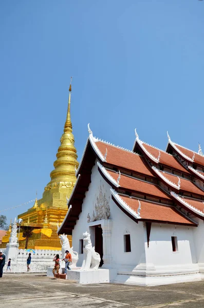 Мощи Будды в золотом чеди храма Ват Пхра Чхэ Хэн — стоковое фото