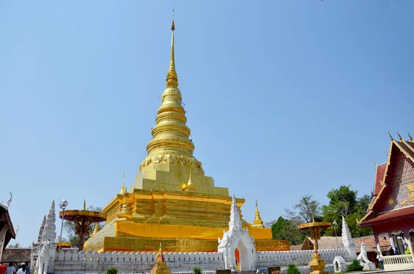 Reliques de Bouddha en chedi doré de Wat Phra que temple de Chae Haeng — Photo