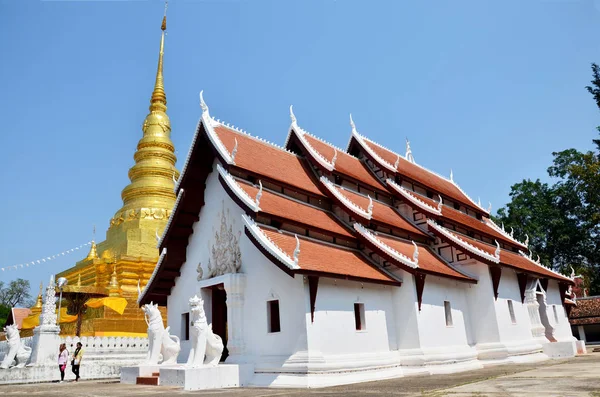 Buddha-Reliquien in goldenen Chedi des Wat Phra des Chae Haeng Tempels — Stockfoto