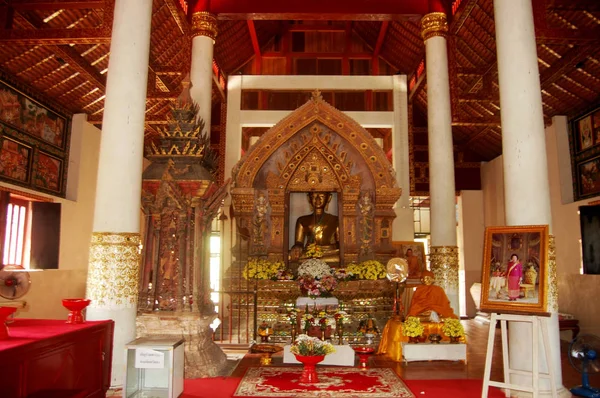 Estatua de oro buddha del templo de Wat Phaya Wat para la gente visita un —  Fotos de Stock