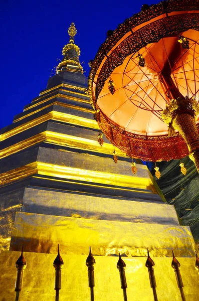 Buda emanetler altın chedi Wat Phra ki Cho Hae Tapınağı içinde