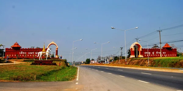 Porte et statue pour information bienvenue au nord de Thaïlande — Photo