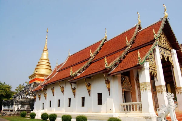 Chedi dourado de Wat Phra que Chang Kham Worawihan em Nan, Thail — Fotografia de Stock