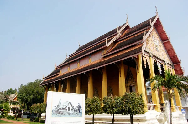 Golden chedi of Wat Phra That Chang Kham Worawihan in Nan, Thail — Stock Photo, Image