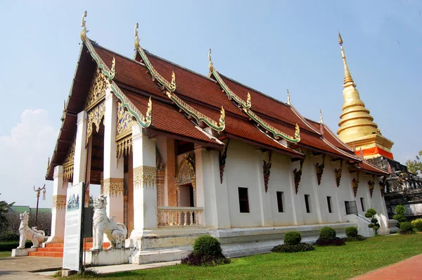 Arany chedi a Wat Phra hogy Chang-Kham Worawihan Nan, thai, munkavállalók — Stock Fotó