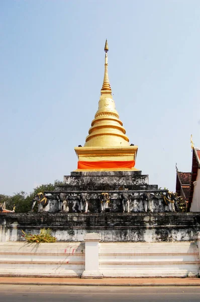 Золотой чеди Ват Пхра, Чанг Кхам Воравихан, Нан, Тайл — стоковое фото