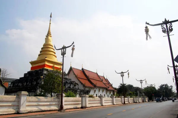 Goldene Chedi des Wat Phra, dass Chang Kham Worawihan in Nan, Thail — Stockfoto