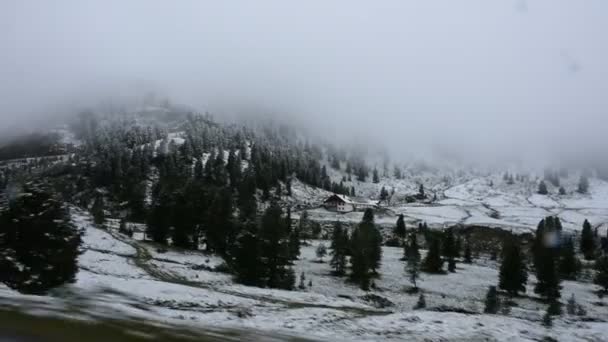 Paisaje de carretera entre ir a la cima de la montaña en el parque natural Kaunergrat — Vídeo de stock