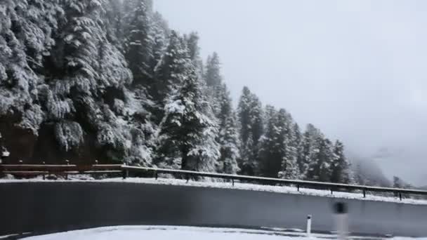 Paysage de la route entre aller au sommet de la montagne dans le parc naturel de Kaunergrat — Video