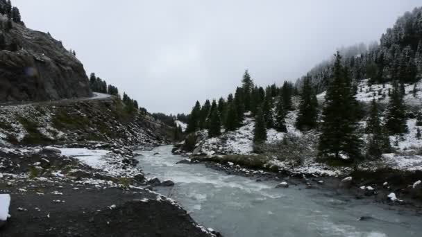Movimento de fluxo de cachoeiras da geleira Kaunertal no parque natural Kaunergrat — Vídeo de Stock