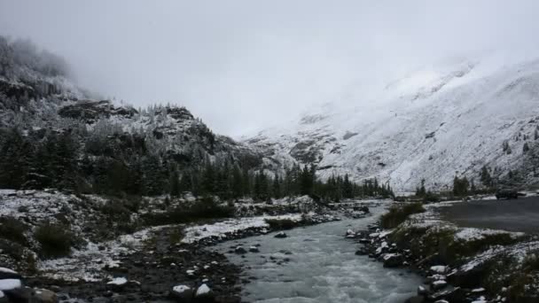 Motie van stroom uit watervallen van Kaunertal gletsjer in het natuurpark Kaunergrat — Stockvideo